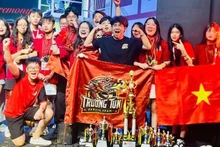 Los estudiantes vietnamitas brillan en la ceremonia de premiación.