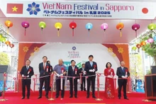 Delegados cortan la cinta de apertura (Foto: thoidai.com.vn)