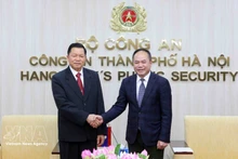 El director de la Policía de Hanói, teniente general Nguyen Thanh Tung, y el ministro de Seguridad Pública de Laos, coronel general Vanthong Kongmany. (Foto: VNA)