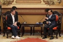 El presidente del Comité Popular de Ciudad Ho Chi Minh, Nguyen Van Duoc, en la reunión con el vicepresidente de Nasdaq, Robert H. McCooey.