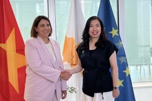 La viceministra de Relaciones Exteriores de Vietnam, Le Thi Thu Hang (derecha), se reúne con la viceministra permanente de la Presidencia de Chipre, Irene Piki (Foto: VNA)