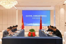 Panorama de la reunión entre el viceministro de Construcción de Vietnam, Nguyen Tuong Van y el viceministro de Vivienda y Desarrollo Urbano–Rural de China, Li Xianlong. (Foto: baomoi.com)