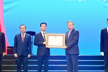 El secretario general del Partido Comunista de Vietnam, To Lam, entrega la Orden de Trabajo de primera clase al Ministerio de Ciencia y Tecnología.