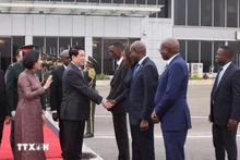 Acto de despedida al presidente de Vietnam, Luong Cuong, y su esposa en el Aeropuerto Internacional Quatro de Fevereiro, en Luanda (Foto: VNA)