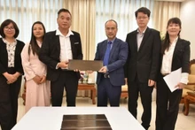 Nguyen Trung Kien, presidente del Comité Estatal para los Vietnamitas en el Extranjero, entrega la placa de bronce a Do Van Du, representante de la comunidad vietnamita en Vanuatu.