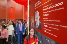El embajador estadounidense en Hanói visita la exposición “95 años de la Bandera del Partido iluminando el camino”.