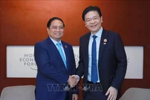 El primer ministro de Vietnam, Pham Minh Chinh, sostiene un encuentro con su homólogo singapurense, Lawrence Wong (Foto: VNA)