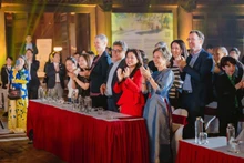 Joanna Skoczek, embajadora de Polonia en Vietnam, participa en un evento cultural con ao dai (traje tradicional de la mujer vietnamita). (Foto: VNA)