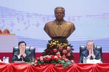 El secretario general del PCV, To Lam, y el secretario general del Partido Popular Revolucionario de Laos y el presidente del país, Thongloun Sisoulith, copresiden una conferencia sobre los resultados del 14 Congreso Nacional del PCV. (Foto: VNA)