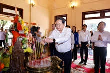 El presidente de la Asamblea Nacional, Tran Thanh Man, ofrece incienso en homenaje al presidente del Consejo de Ministros Pham Hung y al primer ministro Vo Van Kiet (Foto: VNA)