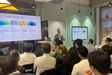 Un representante de la Sociedad Anónima de Tecnología Arobid presenta la plataforma de comercio electrónico B2B Vietnam-Singapur.