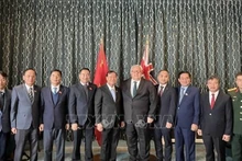 El presidente de la Cámara de Representantes neozelandesa, Gerry Brownlee (quinto desde la derecha), y la delegación de la Comisión de Defensa Nacional, Seguridad y Asuntos Exteriores de la Asamblea Nacional de Vietnam. (Foto: VNA)