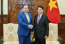 El presidente vietnamita, Luong Cuong, y el embajador estadounidense en Hanói, Marc Knapper (Foto: Nhan Dan)