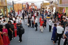 Numerosos ciudadanos visitan los espacios de exposición.
