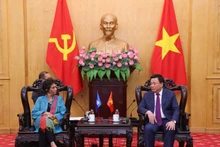 Nguyen Xuan Thang, director de la Academia Nacional de Política Ho Chi Minh, y Kanni Wignaraja, secretaria general adjunta de la ONU y directora regional para Asia-Pacífico del PNUD 