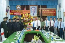 La delegación de líderes de An Giang y representantes del Comité Ejecutivo de la Sangha Budista Hoa Hao el 11 de junio. (Foto: VNA)