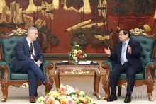 El primer ministro Pham Minh Chinh (derecha) y el embajador de Bélgica en Vietnam, Karl Van Den Bossche. (Foto: Nhan Dan)