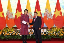 El primer ministro de Vietnam, Pham Minh Chinh, recibe al rey de Bután, Jigme Khesar Namgyel Wangchuck. (Foto: Nhan Dan)