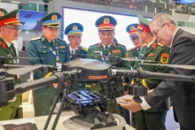El coronel general Hoang Xuan Chien, viceministro de Defensa, participa en la Exposición Aeronáutica de Dubái 2025 en los Emiratos Árabes Unidos (EAU).