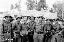 Reporteros de la Agencia de Noticias de Liberación (ANL) y Viet Nam Thong tan xa (VNTTX) cubriendo la Campaña de Ho Chi Minh, abril de 1975 (Foto: VNA)