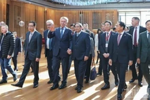 El primer ministro de Vietnam, Pham Minh Chinh, se reúne con los directivos del Grupo Novatek. (Foto: Nhan Dan)