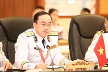 El vicealmirante Tran Thanh Nghiem, comandante de la Armada Popular de Vietnam habla en el evento. (Foto: VNA)