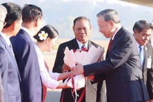 El secretario general To Lam llega a Vientián para iniciar su visita de Estado. (Foto: VNA)