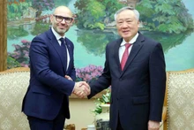 El viceprimer ministro de Vietnam, Nguyen Hoa Binh (derecha), recibe a Marcin Czepelak, secretario general de la Corte Permanente de Arbitraje (Foto: VNA)