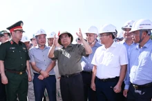 [Foto] El primer ministro vietnamita inspecciona las obras de la línea eléctrica de 500 kV Lao Cai-Vinh Yen