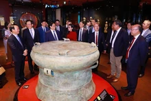 El primer ministro Pham Minh Chinh, su esposa y la delegación de alto nivel de Vietnam, visitan el Museo Quai Branly-Jacques Chirac. (Foto: VNA)