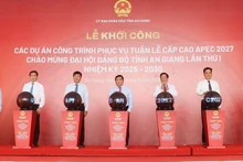El viceprimer ministro de Vietnam, Nguyen Chi Dung, presidie la ceremonia de inicio de 10 proyectos clave de infraestructura para la Cumbre del APEC. (Foto: VNA)