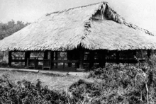 La Casa Comunal de Tan Trao, distrito de Son Duong (Tuyen Quang), donde se celebró el Congreso Nacional convocado por Viet Minh el 16 de agosto de 1945, aprobó las “Diez Políticas Principales de Viet Minh”; la “Orden de Levantamiento General”; decretó la bandera y el himno nacionales; y estableció el Comité de Liberación Nacional de Vietnam, es decir, el Gobierno Provisional, presidido por el camarada Ho Chi Minh. (Foto: Documentos de VNA)