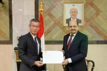 El embajador vietnamita en Yemen, Hoang Huu Anh, presenta copias de cartas credenciales a canciller de Yemen, Shaya Mohsin Zindani. (Foto: baoquocte.vn)