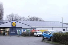 Un supermercado en Alemania instala un sistema de paneles solares. (Foto: Xinhua)