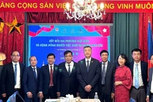 La delegación de Quang Binh se toma una foto de recuerdo con el Embajador de Vietnam en la República Checa. (Foto: Thai An)