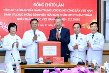 El secretario general del Partido Comunista de Vietnam, To Lam, regala un obsequio a funcionarios y personal médico del Hospital de la Amistad. (Foto: Nhan Dan)