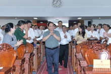 El primer ministro Pham Minh Chinh (centro) se reúne con los votantes de Can Tho (Foto: Nhan Dan)