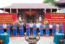 Los delegados cortan la cinta inaugural del Espacio Cultural Ho Chi Minh en los túneles de Cu Chi.
