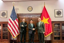 El Ministro de Industria y Comercio de Vietnam, Nguyen Hong Dien (centro) y el secretario de Comercio de Estados Unidos, Howard Lutnick, y el representante de Comercio (USTR), embajador Jamieson Greer. (Foto: VNA)