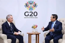 El primer ministro vietnamita, Pham Minh Chinh, se reúne con su homólogo canadiense, Mark Carney. (Foto: VNA)