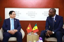 El primer ministro de Vietnam, Pham Minh Chinh, y su homólogo de Senegal, Ousmane Sonko (Foto: VNA)
