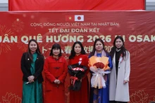 Huynh Thuy Hanh, primera secretaria de la embajada de Vietnam en Japón (segunda a la izquierda), felicita a la Junta Directiva de la Asociación de Mujeres Empresarias Vietnamitas en Japón.