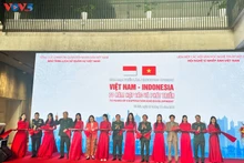 Los delegados cortan la cinta inaugural. (Foto: VOV5)