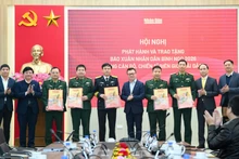 [Foto] Nhan Dan entrega su tirada de Tet a oficiales y soldados de zonas fronterizas e islas