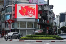 Ciudad Ho Chi Minh está adornada con banderas y flores, lista para las elecciones. (Foto: VNA)