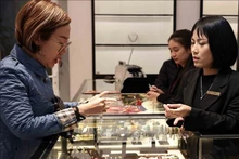Compra y venta de oro en la tienda de Phu Quy. (Foto: VNA)