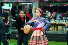 Representación de danza tradicional del grupo étnico Mong (Foto: VNA)