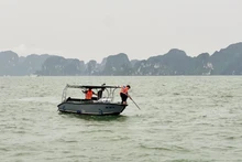 Rescatistas buscan a personas desaparecidas tras el trágico naufragio del barco turístico Vinh Xanh 58 el 19 de julio en la bahía de Ha Long, provincia nororiental de Quang Ninh. (Foto: tienphong.vn)