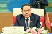 El titular de la Asamblea Nacional de Vietnam, Tran Thanh Man, recibe al presidente de Sudáfrica, Matamela Cyril Ramaphosa. (Foto: Nhan Dan)