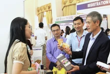 El embajador de Vietnam en Camboya, Nguyen Minh Vu (derecha), visita los stands de la Feria de Agricultura, Ganadería, Pesca, Alimentos y Bebidas en Phnom Penh 2025. (Foto: VNA)